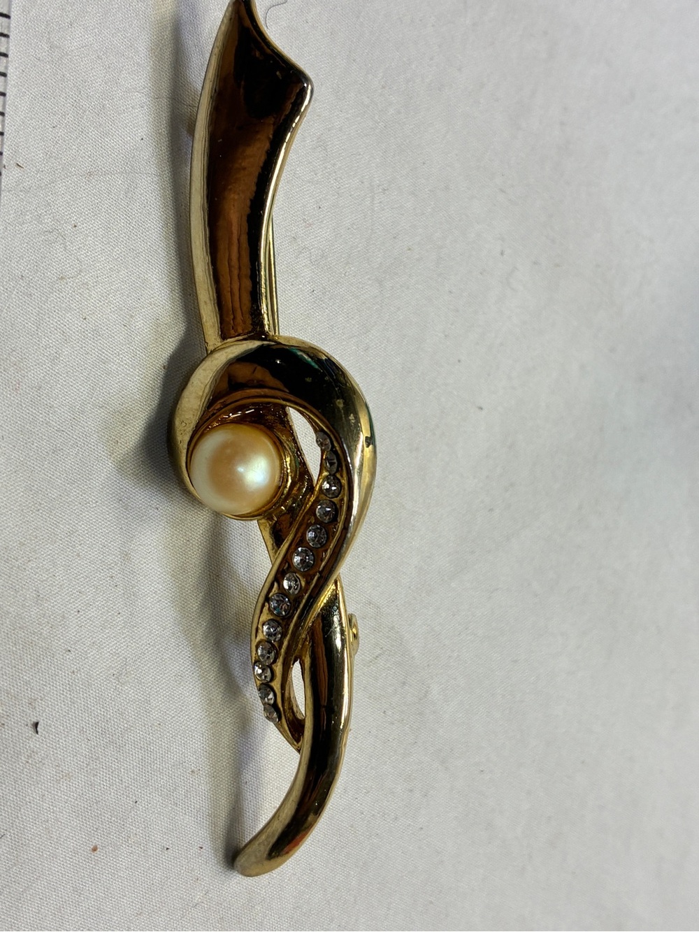 Vintage Faux Pearl Ribbon Brooch Crystal Rhinestone Gold Tone 1980s 3” - Picture 6 of 7